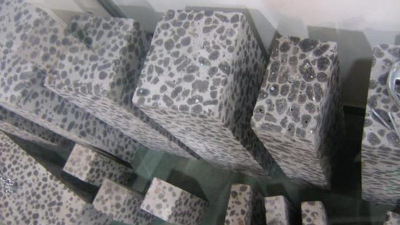 选择防水补漏材料时，应重点关注以下关键性能指标：